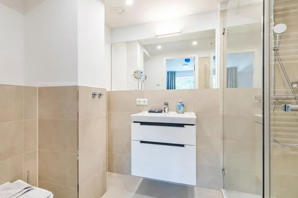 Badezimmer 1: Rainshower-Dusche, WC, Haartrockner  FeWo Seeadler in PRORA - 2.11