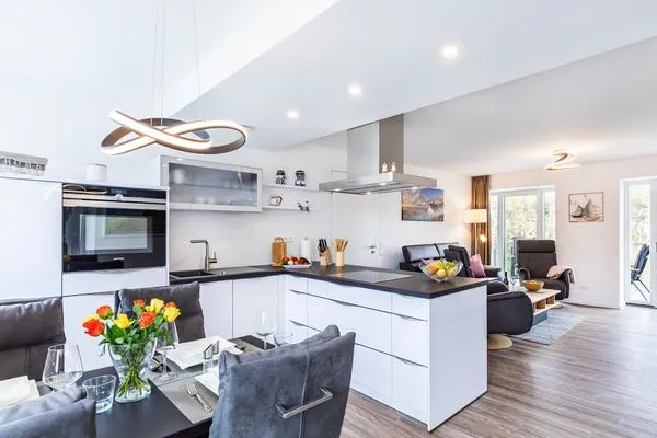 Wohnzimmer: Sofa, 2 Sessel, TV, Zugang zum Balkon  FeWo Küstenliebe in PRORA - 2.21