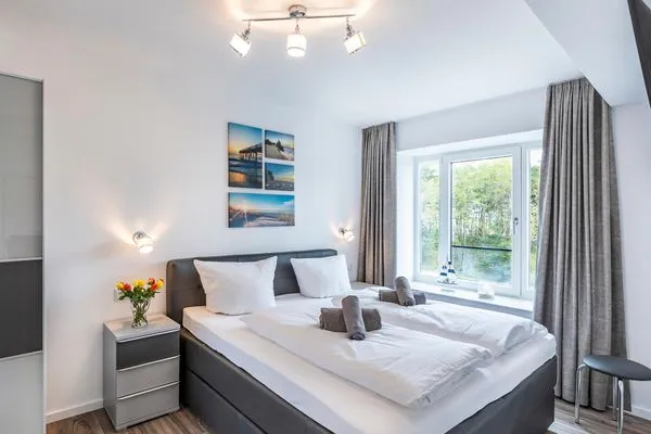 Schlafzimmer 1: Doppelbett (180x200), TV, Kleiderschrank  FeWo Küstenliebe in PRORA - 2.21