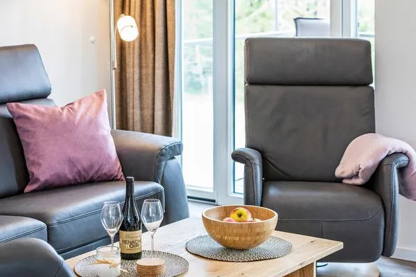 Wohnzimmer: Sofa, 2 Sessel, TV, Zugang zum Balkon  FeWo Küstenliebe in PRORA - 2.21