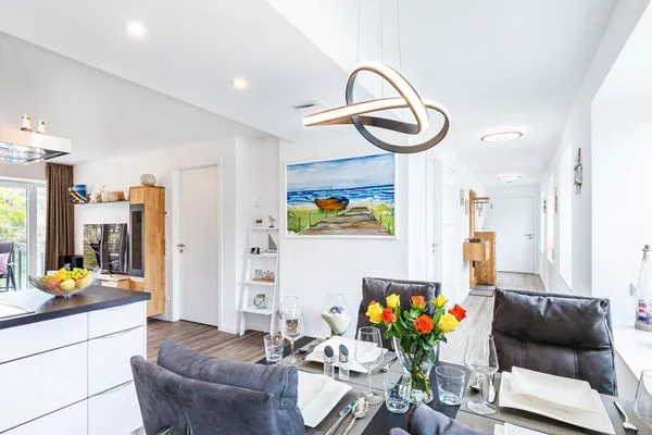 Wohnzimmer: Sofa, 2 Sessel, TV, Zugang zum Balkon  FeWo Küstenliebe in PRORA - 2.21