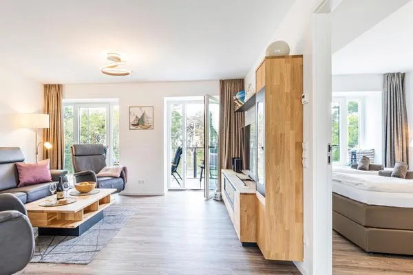 Wohnzimmer: Sofa, 2 Sessel, TV, Zugang zum Balkon  FeWo Küstenliebe in PRORA - 2.21