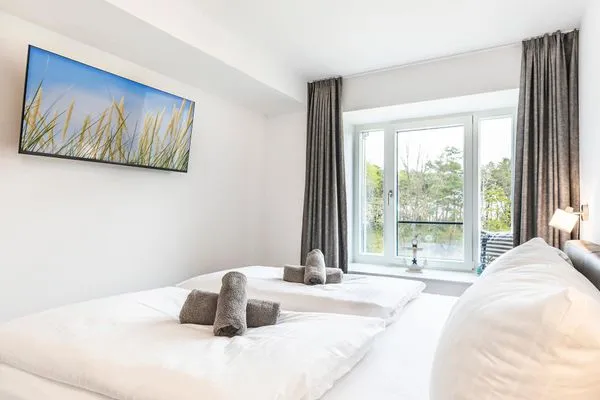 Schlafzimmer 1: Doppelbett (180x200), TV, Kleiderschrank  FeWo Küstenliebe in PRORA - 2.21