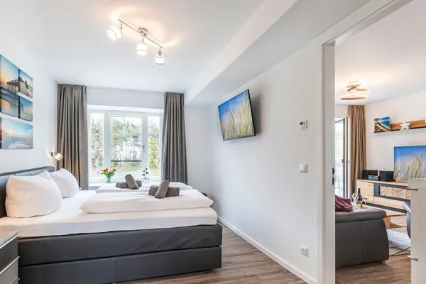 Schlafzimmer 2: Doppelbett (160x200), TV, Kleiderschrank  FeWo Küstenliebe in PRORA - 2.21