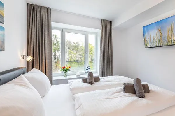 Schlafzimmer 2: Doppelbett (160x200), TV, Kleiderschrank  FeWo Küstenliebe in PRORA - 2.21