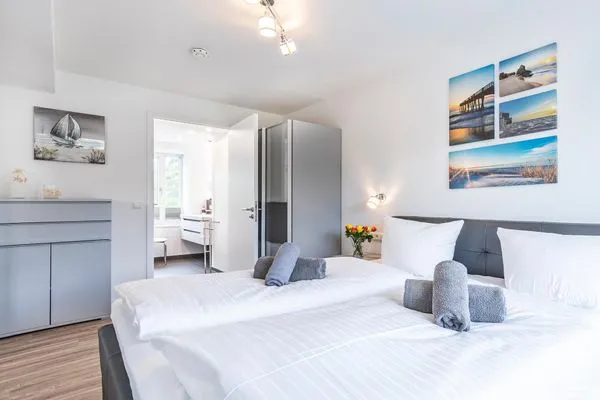 Schlafzimmer 2: Doppelbett (160x200), TV, Kleiderschrank  FeWo Küstenliebe in PRORA - 2.21