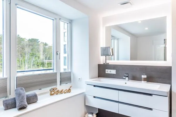 Badezimmer 2: Regendusche, WC, Haartrockner  FeWo Küstenliebe in PRORA - 2.21