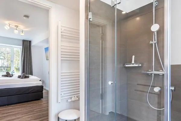 Badezimmer 2: Regendusche, WC, Haartrockner  FeWo Küstenliebe in PRORA - 2.21