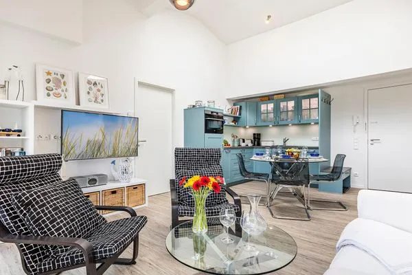 Wohnzimmer: Sofa, TV, Zugang zum Balkon  FeWo Seeblick in PRORA - 2.54