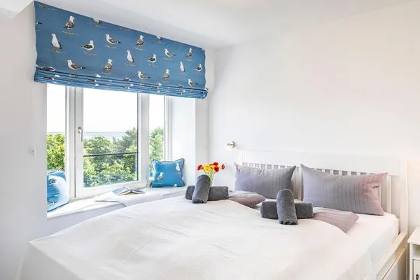 Schlafzimmer 1: Doppelbett (160x200), Kleiderschrank  FeWo Seeblick in PRORA - 2.54