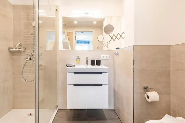 Badezimmer 1: Regendusche, WC, Haartrockner  FeWo Seeblick in PRORA - 2.54