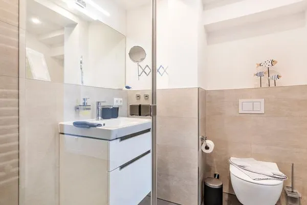 Badezimmer 1: Regendusche, WC, Haartrockner  FeWo Seeblick in PRORA - 2.54