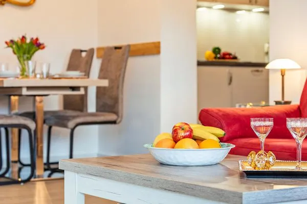 Wohnzimmer: Couch, TV, Essbereich, Zugang zum Balkon  FeWo Seeigel in PRORA - 6.34