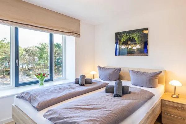 Schlafzimmer 1: Doppelbett (180 x 200), TV, Insektenschutz, Raffrollos als Sichtschutz  FeWo Seeigel in PRORA - 6.34