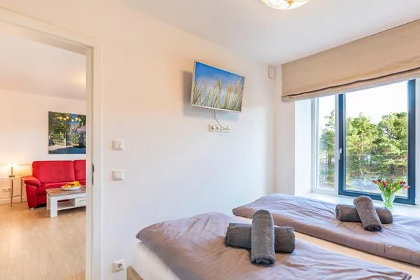 Schlafzimmer 1: Doppelbett (180 x 200), TV, Insektenschutz, Raffrollos als Sichtschutz  FeWo Seeigel in PRORA - 6.34