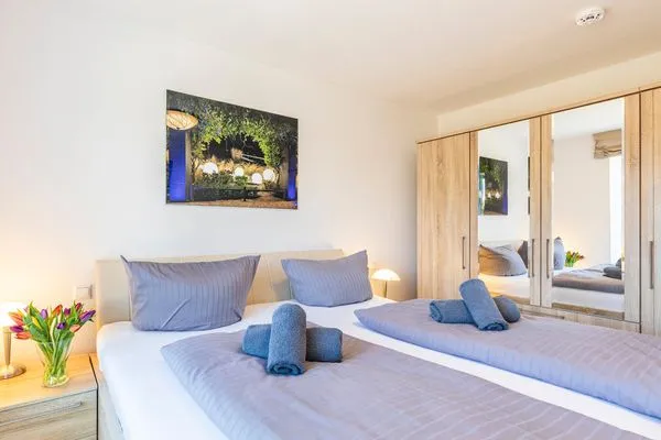 Schlafzimmer 1: Doppelbett (180 x 200), TV, Insektenschutz, Raffrollos als Sichtschutz  FeWo Seeigel in PRORA - 6.34