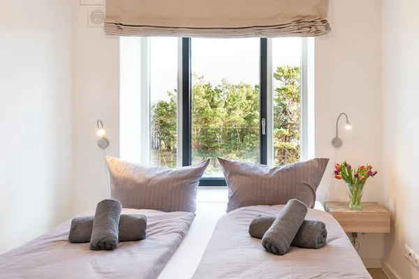 Schlafzimmer 2: Doppelbett (160 x 200), Insektenschutz, Raffrollos als Sichtschutz  FeWo Seeigel in PRORA - 6.34