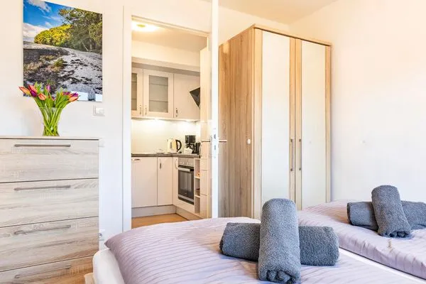 Schlafzimmer 2: Doppelbett (160 x 200), Insektenschutz, Raffrollos als Sichtschutz  FeWo Seeigel in PRORA - 6.34