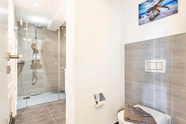 Badezimmer: Regendusche, WC, Haartrockner  FeWo Seeigel in PRORA - 6.34