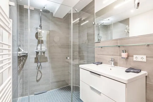 Badezimmer: Regendusche, WC, Haartrockner  FeWo Seeigel in PRORA - 6.34