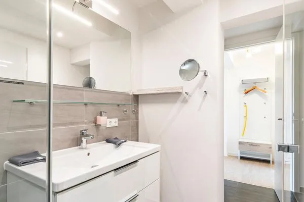 Badezimmer: Regendusche, WC, Haartrockner  FeWo Seeigel in PRORA - 6.34