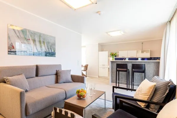 Wohn-/Essbereich: Couchtisch, 2 Sessel, Schlafcouch (150x200), Essbereich, TV  FeWo Sonnenschein in PRORA / Indoorpool