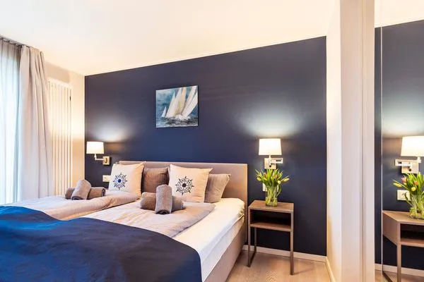 Schlafzimmer 1: Doppelbett (180x200), TV, Kleiderschrank  FeWo Sonnenschein in PRORA / Indoorpool