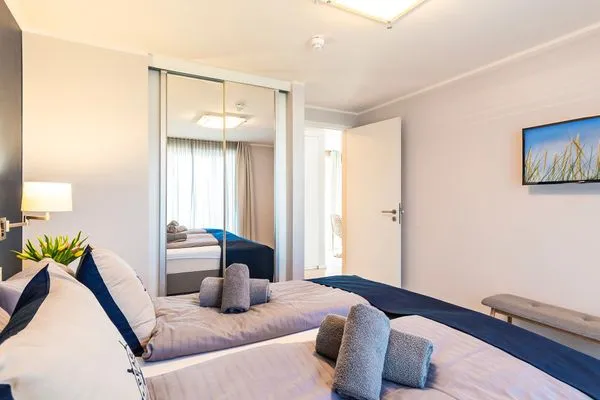 Schlafzimmer 1: Doppelbett (180x200), TV, Kleiderschrank  FeWo Sonnenschein in PRORA / Indoorpool