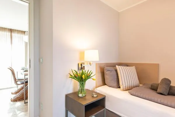 Schlafzimmer 2: Einzelbett (90x200), Kleiderschrank, Schreibtisch  FeWo Sonnenschein in PRORA / Indoorpool