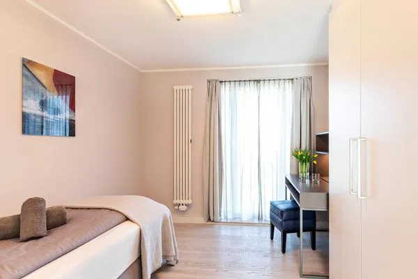 Schlafzimmer 2: Einzelbett (90x200), Kleiderschrank, Schreibtisch  FeWo Sonnenschein in PRORA / Indoorpool