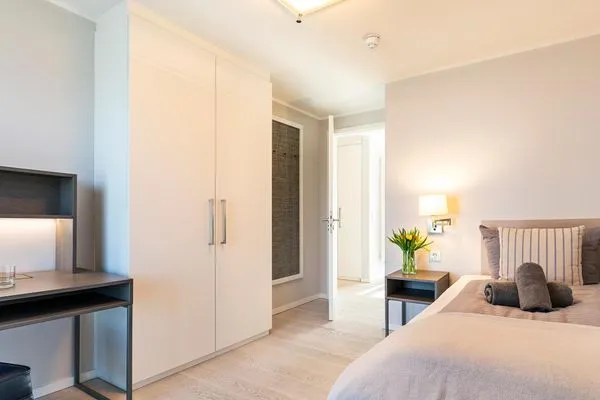 Schlafzimmer 2: Einzelbett (90x200), Kleiderschrank, Schreibtisch  FeWo Sonnenschein in PRORA / Indoorpool