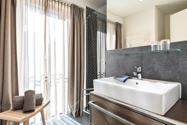 Badezimmer mit Fenster, Regendusche, WC, Haartrockner  FeWo Sonnenschein in PRORA / Indoorpool