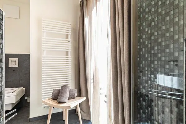 Badezimmer mit Fenster, Regendusche, WC, Haartrockner  FeWo Sonnenschein in PRORA / Indoorpool