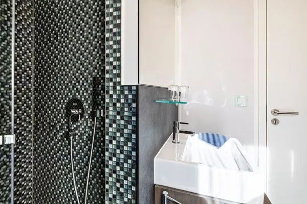 Badezimmer mit Fenster, Regendusche, WC, Haartrockner  FeWo Sonnenschein in PRORA / Indoorpool