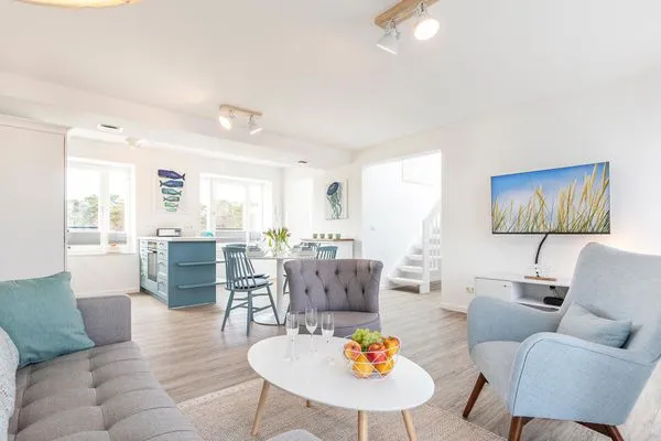 Wohnzimmer: Sofa, TV, Zugang zum Balkon und Dachterrasse  FeWo Meerblick in PRORA - 2.55