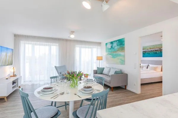 Wohnzimmer: Sofa, TV, Zugang zum Balkon und Dachterrasse  FeWo Meerblick in PRORA - 2.55