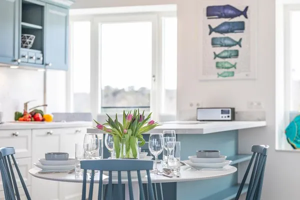 Wohnzimmer: Sofa, TV, Zugang zum Balkon und Dachterrasse  FeWo Meerblick in PRORA - 2.55