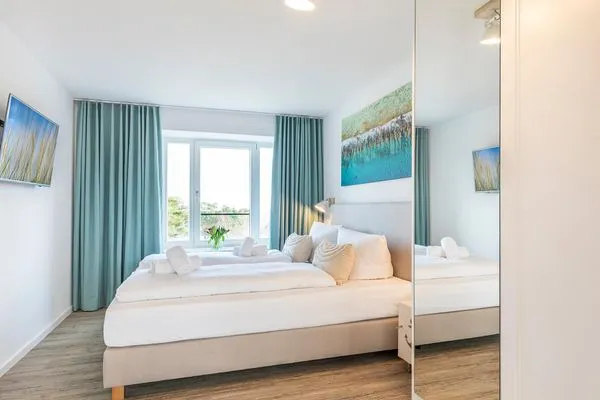 Schlafzimmer 1: Doppelbett (180x200), Kleiderschrank, TV  FeWo Meerblick in PRORA - 2.55