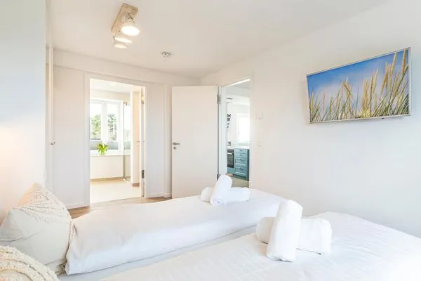 Schlafzimmer 1: Doppelbett (180x200), Kleiderschrank, TV  FeWo Meerblick in PRORA - 2.55