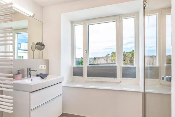 Badezimmer 1: Regendusche, WC, Haartrockner  FeWo Meerblick in PRORA - 2.55