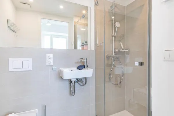 Badezimmer 2: Regendusche, WC, Haartrockner  FeWo Meerblick in PRORA - 2.55