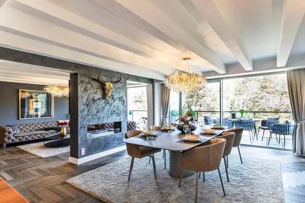 Wohn/Essbereich: 2 Sofas, Sitzbereich, electr. Kamin, Essbereich, TV, Zugang zum Balkon  FeWo Ambiente Deluxe in PRORA - 3.21