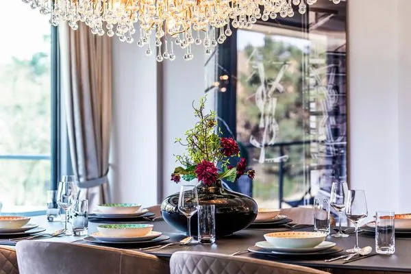 Wohn/Essbereich: 2 Sofas, Sitzbereich, electr. Kamin, Essbereich, TV, Zugang zum Balkon  FeWo Ambiente Deluxe in PRORA - 3.21