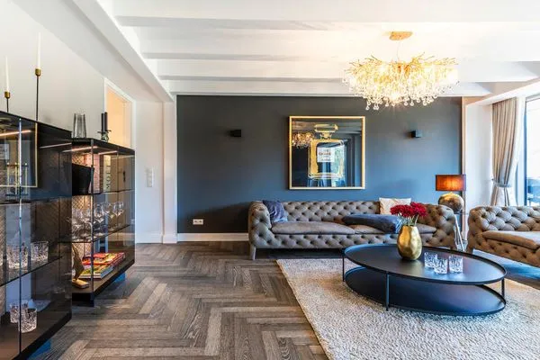 Wohn/Essbereich: 2 Sofas, Sitzbereich, electr. Kamin, Essbereich, TV, Zugang zum Balkon  FeWo Ambiente Deluxe in PRORA - 3.21