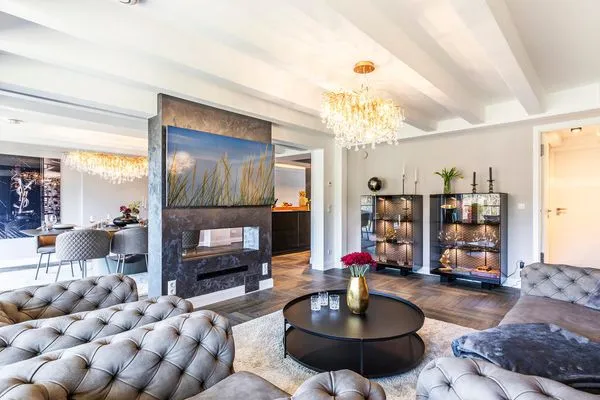 Wohn/Essbereich: 2 Sofas, Sitzbereich, electr. Kamin, Essbereich, TV, Zugang zum Balkon  FeWo Ambiente Deluxe in PRORA - 3.21