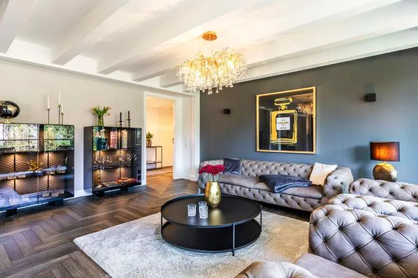 Wohn/Essbereich: 2 Sofas, Sitzbereich, electr. Kamin, Essbereich, TV, Zugang zum Balkon  FeWo Ambiente Deluxe in PRORA - 3.21