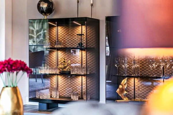 Wohn/Essbereich: 2 Sofas, Sitzbereich, electr. Kamin, Essbereich, TV, Zugang zum Balkon  FeWo Ambiente Deluxe in PRORA - 3.21