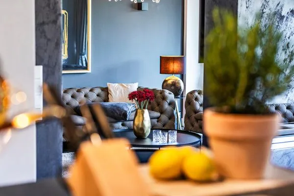 Wohn/Essbereich: 2 Sofas, Sitzbereich, electr. Kamin, Essbereich, TV, Zugang zum Balkon  FeWo Ambiente Deluxe in PRORA - 3.21