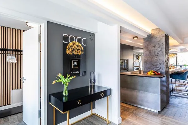 Wohn/Essbereich: 2 Sofas, Sitzbereich, electr. Kamin, Essbereich, TV, Zugang zum Balkon  FeWo Ambiente Deluxe in PRORA - 3.21