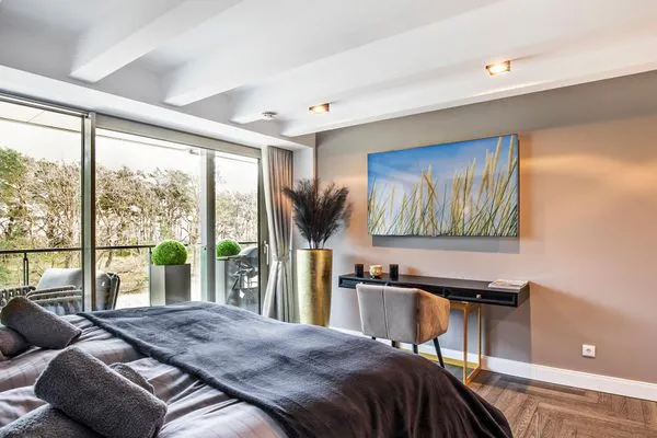 Schlafzimmer 1 (Seeseite): Doppelbett (180x200), TV, Zugang zum Balkon  FeWo Ambiente Deluxe in PRORA - 3.21